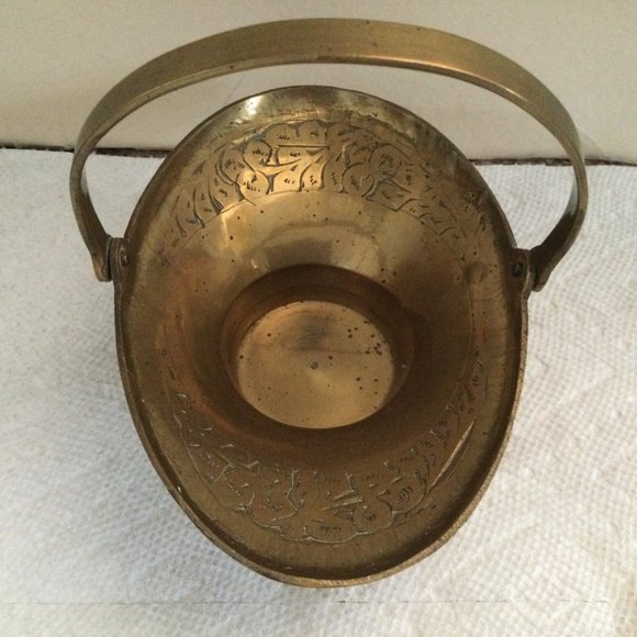 Carved solid brass small handled basket made in India likely vintage - Picture 2 of 4